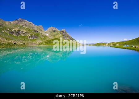 Alpine Berg Seenlandschaft und Aussicht, blau schöne und erstaunliche See-Panorama, Weitwinkel-Objektiv-Landschaft und Bergreflexionen in Okhrotskhali Stockfoto