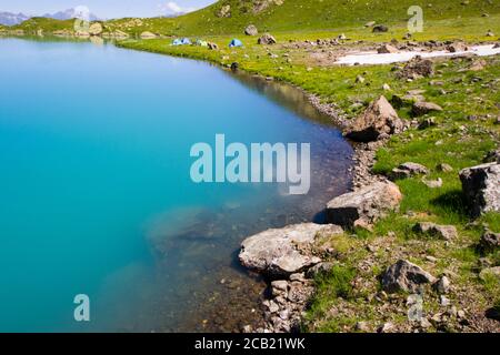 Alpine Berg Seenlandschaft und Aussicht, blau schöne und erstaunliche See-Panorama, Weitwinkel-Objektiv-Landschaft und Bergreflexionen in Okhrotskhali Stockfoto