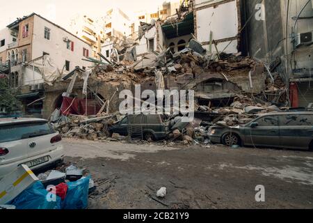 Beirut, Libanon - August 05 2020: Blick auf zerstörte Gebäude, da die Inspektion der Szene nach einem Brand in einem Lagerhaus mit Sprengstoff fortgesetzt wird Stockfoto