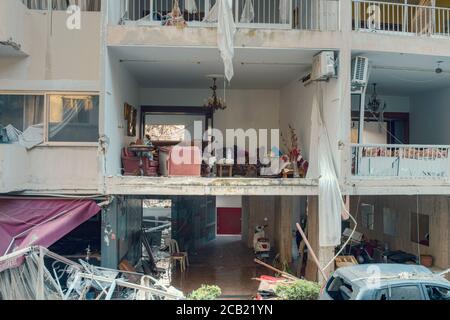 Beirut, Libanon - August 05 2020: Ansicht des zerstörten Gebäudes, während die Inspektion der Szene nach einem Brand in einem Lagerhaus mit Sprengstoff am Th fortgesetzt wird Stockfoto