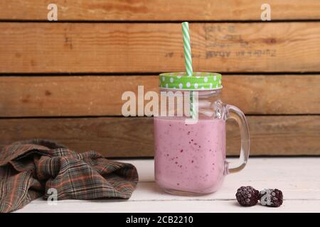 Nahaufnahme eines Himbeer-Smoothies in einem Einmachglas Auf dem Tisch Stockfoto