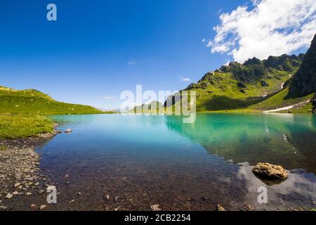 Alpine Berg Seenlandschaft und Aussicht, blau schöne und erstaunliche See-Panorama, Weitwinkel-Objektiv-Landschaft und Bergreflexionen in Okhrotskhali Stockfoto