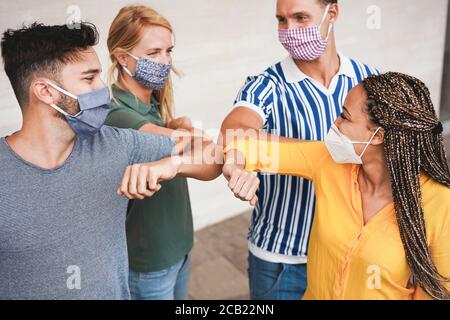 Junge Leute Freunde stoßen ihre Ellbogen statt Gruß mit einer Umarmung - vermeiden Sie die Verbreitung von Coronavirus, soziale Distanz und Freundschaft Konzept - Focu Stockfoto