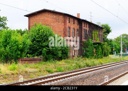 02. August 2020, Brandenburg, Golßen: Das verlassene Bahnhofsgebäude auf der Strecke Dresden - Berlin. Das sanierungsbedürftige Klinkerziegelgebäude mit ehemaligem Bahndienstbereich, Restauranträumen und mehreren Wohneinheiten wurde im April 2019 im Rahmen einer Auktion verkauft. Foto: Soeren Sache/dpa-Zentralbild/dpa Stockfoto