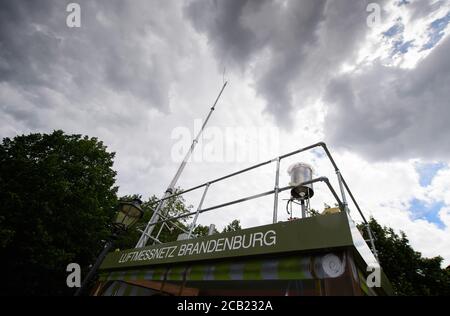 Potsdam, Deutschland. August 2020. Eine Station des brandenburgischen Luftüberwachungsnetzes am Bassinplatz. Quelle: Soeren Stache/dpa-Zentralbild/dpa/Alamy Live News Stockfoto