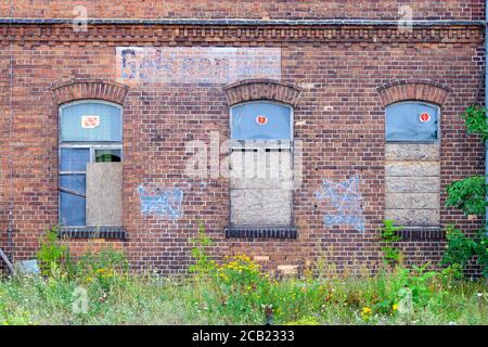 02. August 2020, Brandenburg, Golßen: Das verlassene Bahnhofsgebäude auf der Strecke Dresden - Berlin. Das sanierungsbedürftige Klinkerziegelgebäude mit ehemaligem Bahndienstbereich, Restauranträumen und mehreren Wohneinheiten wurde im April 2019 im Rahmen einer Auktion verkauft. Foto: Soeren Sache/dpa-Zentralbild/dpa Stockfoto