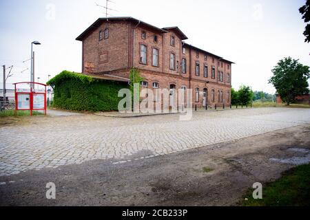 02. August 2020, Brandenburg, Golßen: Das verlassene Bahnhofsgebäude auf der Strecke Dresden - Berlin. Das sanierungsbedürftige Klinkerziegelgebäude mit ehemaligem Bahndienstbereich, Restauranträumen und mehreren Wohneinheiten wurde im April 2019 im Rahmen einer Auktion verkauft. Foto: Soeren Sache/dpa-Zentralbild/dpa Stockfoto