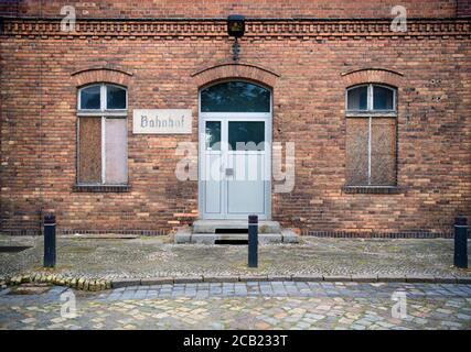 02. August 2020, Brandenburg, Golßen: Das verlassene Bahnhofsgebäude auf der Strecke Dresden - Berlin. Das sanierungsbedürftige Klinkerziegelgebäude mit ehemaligem Bahndienstbereich, Restauranträumen und mehreren Wohneinheiten wurde im April 2019 im Rahmen einer Auktion verkauft. Foto: Soeren Sache/dpa-Zentralbild/dpa Stockfoto