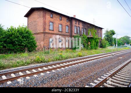 02. August 2020, Brandenburg, Golßen: Das verlassene Bahnhofsgebäude auf der Strecke Dresden - Berlin. Das sanierungsbedürftige Klinkerziegelgebäude mit ehemaligem Bahndienstbereich, Restauranträumen und mehreren Wohneinheiten wurde im April 2019 im Rahmen einer Auktion verkauft. Foto: Soeren Sache/dpa-Zentralbild/dpa Stockfoto