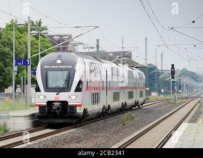 02. August 2020, Brandenburg, Golßen: An der Vorderseite des weißen IC 2172 steht die Schrift "der neue Intercity". Der Expresszug von Dresden nach Berlin fährt gegen 18:29 Uhr am Bahnhof Golßen vorbei, wo nur Regionalzüge halten. Der Doppelstockzug des Schweizer Herstellers Stadler verfügt über vier Reisebusse mit insgesamt acht Fahrradständen und hält in Brandenburg an den Flughäfen Elsterwerda, Doberlug-Kirchhain und Schönefeld. Der IC benötigt für die Strecke Berlin - Dresden etwas mehr als zwei Stunden. Foto: Soeren Sache/dpa-Zentralbild/dpa Stockfoto