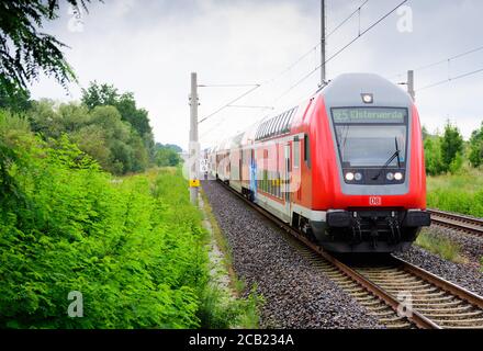 02. August 2020, Brandenburg, Golßen: Der Regionalexpress RE5 nach Elsterwerda fährt in das Bahnhofsgebiet ein. Foto: Soeren Sache/dpa-Zentralbild/dpa Stockfoto