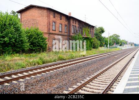 02. August 2020, Brandenburg, Golßen: Das verlassene Bahnhofsgebäude auf der Strecke Dresden - Berlin. Das sanierungsbedürftige Klinkerziegelgebäude mit ehemaligem Bahndienstbereich, Restauranträumen und mehreren Wohneinheiten wurde im April 2019 im Rahmen einer Auktion verkauft. Foto: Soeren Sache/dpa-Zentralbild/dpa Stockfoto