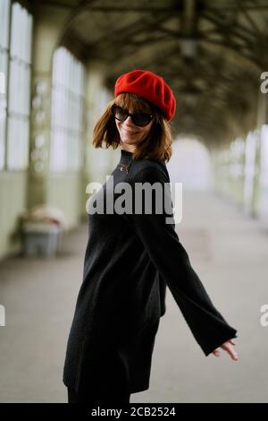 Schöne lustige freche stilvolle modische glückliche Frau tanzen auf Bahnhof. Charmantes Lächeln Stockfoto