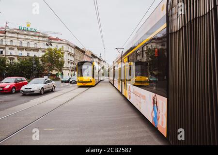 BUDAPEST, UNGARN - 29. SEPTEMBER 2018: Gelbe Straßenbahnen mit einem Lächeln auf der Andrassy Straße im Zentrum von Budapest. Stockfoto