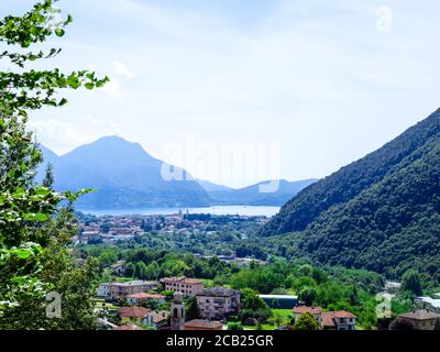 Die Stadt Verbania und Lago Maggiore vom Nationalpark Val Grande aus gesehen, Region Piemont, Italien Stockfoto