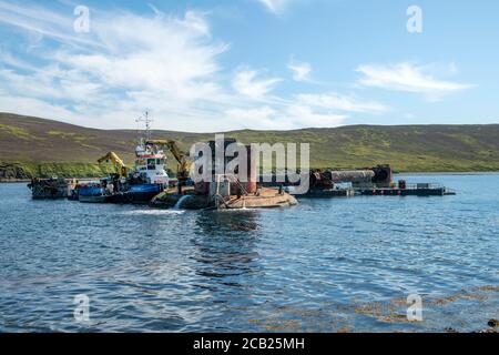 Die Buchan Alpha stillgelegt Ölplattform, die bei der Demontage auf Grund auf dem Ufer von Shetland laufen, wenn sie sich von ihren Anlegeplätzen. Stockfoto