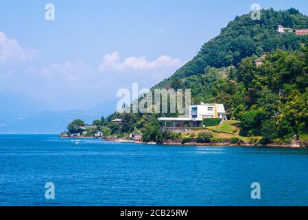 Luxushäuser am Ufer des Lago Maggiore, Italien/Schweiz Stockfoto