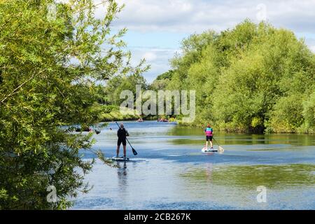 Leute paddeln auf dem Fluss Wye im Wald von Dean im Sommer in Symonds Yat West, Herefordshire, England, Großbritannien, Stockfoto