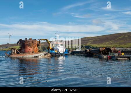 Die Buchan Alpha stillgelegt Ölplattform, die bei der Demontage auf Grund auf dem Ufer von Shetland laufen, wenn sie sich von ihren Anlegeplätzen. Stockfoto