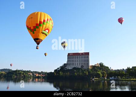 Am frühen Samstagmorgen, dem 8. August 2020, fliegen Heißluftballons über dem Plumlov-Staudamm in Tschechien. (CTK Photo/Jana Zaoralkova) Stockfoto