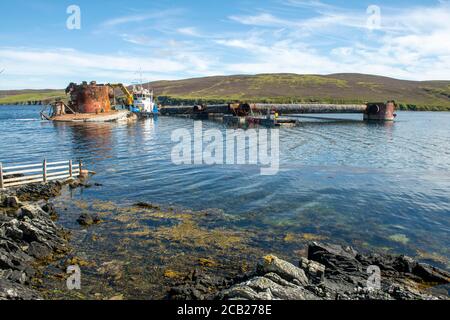 Die Buchan Alpha stillgelegt Ölplattform, die bei der Demontage auf Grund auf dem Ufer von Shetland laufen, wenn sie sich von ihren Anlegeplätzen. Stockfoto