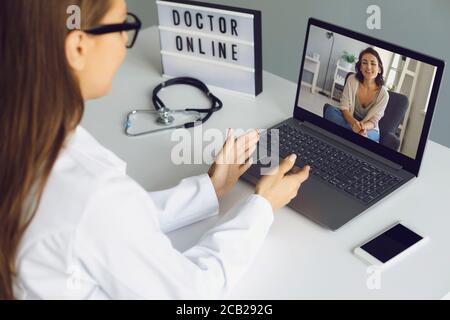 Medizinische Online-Beratung. Der Patient und der Arzt sprechen mit der Webkonferenz auf dem Laptop aus der Ferne. Virtuelles Klinikkonzept. Stockfoto