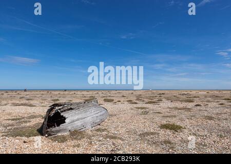 Umgedrehtes Boot am Dungeness Strand und einer der größten Flächen von Single in Europa. Stockfoto