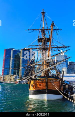 Eine Nachbildung des berühmten Schiffes HMS Endeavour von Captain Cook in Darling Harbour, Sydney, Australien. Dahinter befinden sich die International Towers. 29/2019 Stockfoto