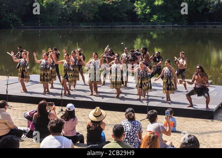 Neuseeländische Maori Männer und Frauen in traditioneller Tracht, die auf der Bühne einen Haka vorführen. Hamilton, Neuseeland, März 23 2019 Stockfoto