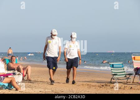 Punta Umbria, Huelva, Spanien - 7. August 2020: Die Strandwache der Junta de Andalucia kontrolliert die soziale Distanzierung und den Einsatz von Schutzmaske Stockfoto