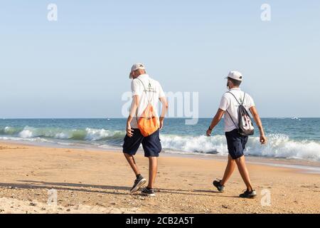 Punta Umbria, Huelva, Spanien - 7. August 2020: Die Strandwache der Junta de Andalucia kontrolliert die soziale Distanzierung und den Einsatz von Schutzmaske Stockfoto