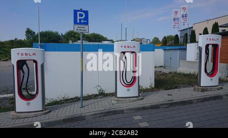 BAD RAPPENAU, DEUTSCHLAND- 21. JULI 2020: Nahaufnahme von Tesla Supercharger. Stockfoto