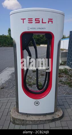 BAD RAPPENAU, DEUTSCHLAND- 21. JULI 2020: Nahaufnahme von Tesla Supercharger. Stockfoto