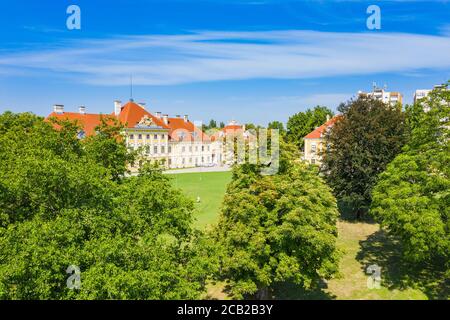 Kroatien, Luftaufnahme der Altstadt von Vukovar, Stadtmuseum im alten Schloss im Park, klassische historische Architektur und unten Stadt Horizont Stockfoto