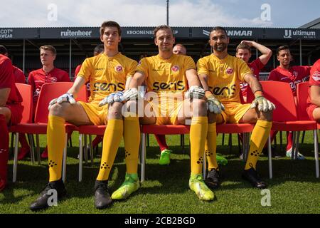 Almere, Niederlande. August 2020. ALMERE, 10-08-2020, Yanmar Stadion, Saison 2020/2021, Niederländischer Fußball Keuken Kampioen Divisie. (L-R) Almere City Torwart Stijn Keller, Almere City Torwart Michael Woud, Almere City Torwart Agil Etamadi während des Fotocall Almere City FC Credit: Pro Shots/Alamy Live News Stockfoto