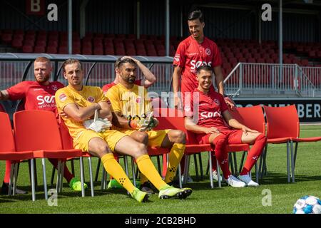 Almere, Niederlande. August 2020. ALMERE, 10-08-2020, Yanmar Stadion, Saison 2020/2021, Niederländischer Fußball Keuken Kampioen Divisie. (L-R) Almere City Torwart Michael Woud, Almere City Torwart Agil Etamadi, Almere City Spieler Ilias Alhaft, Almere City Spieler Anass Ahannach während des Photocall Almere City FC Credit: Pro Shots/Alamy Live News Stockfoto