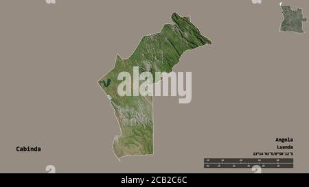 Form von Cabinda, Provinz Angola, mit seiner Hauptstadt auf festem Hintergrund isoliert. Entfernungsskala, Regionenvorschau und Beschriftungen. Satellitenbilder. 3D Stockfoto