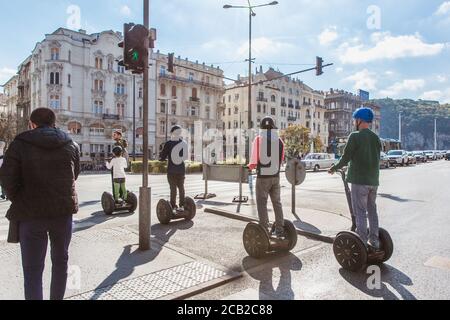 Budapest, Ungarn. Oktober 2019: Touristen fahren Elektro-Scooter Segway auf der zentralen Straße in Budapest, Ungarn Stockfoto