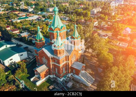 Russland, Zadonsk. Kathedrale der Heiligen Dreifaltigkeit in Zadonsk Trinity Kloster, Luftaufnahme von Drohne. Stockfoto