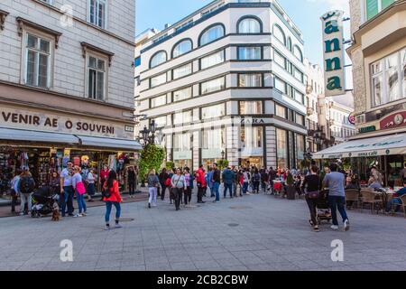 Budapest, Ungarn. Oktober 2019: Touristen und Besucher auf der berühmten Vaci Street, der wichtigsten Einkaufsstraße in Budapest. Stockfoto