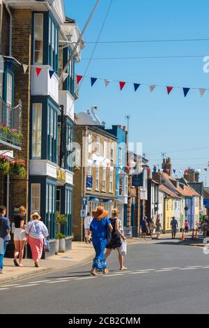 Southwold Stadt, Blick im Sommer von Menschen zu Fuß in der High Street im Zentrum der Küstenortstadt Southwold, Suffolk, East Anglia, Großbritannien Stockfoto