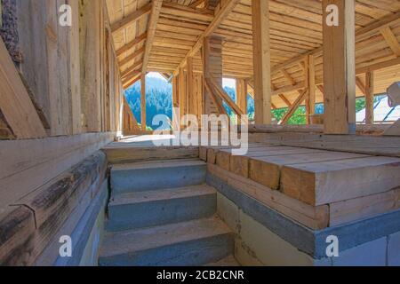 Bau eines neuen Hauses mit Betontreppen und Holz Stockfoto
