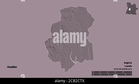 Form von Huambo, Provinz Angola, mit seiner Hauptstadt isoliert auf festem Hintergrund. Entfernungsskala, Regionenvorschau und Beschriftungen. Farbige Höhenkarte. Stockfoto