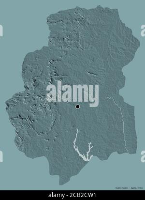 Form von Huambo, Provinz Angola, mit seiner Hauptstadt isoliert auf einem einfarbigen Hintergrund. Farbige Höhenkarte. 3D-Rendering Stockfoto