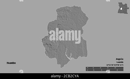 Form von Huambo, Provinz Angola, mit seiner Hauptstadt isoliert auf festem Hintergrund. Entfernungsskala, Regionenvorschau und Beschriftungen. Höhenkarte mit zwei Ebenen. Stockfoto