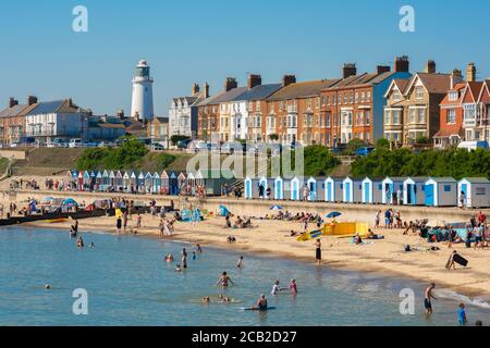 Southwold Suffolk Beach, Blick im Sommer auf die Menschen genießen einen Tag am North Parade Strand in Southwold, Suffolk, East Anglia, England, Großbritannien. Stockfoto