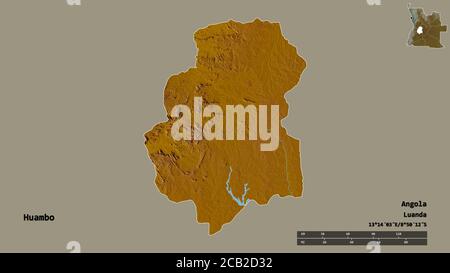 Form von Huambo, Provinz Angola, mit seiner Hauptstadt isoliert auf festem Hintergrund. Entfernungsskala, Regionenvorschau und Beschriftungen. Topografische Reliefkarte. Stockfoto