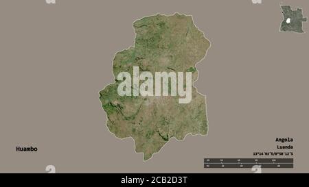 Form von Huambo, Provinz Angola, mit seiner Hauptstadt isoliert auf festem Hintergrund. Entfernungsskala, Regionenvorschau und Beschriftungen. Satellitenbilder. 3D r Stockfoto