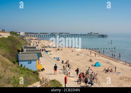 Southwold Beach, Blick im Sommer auf die Menschen genießen einen Tag auf der Promenade Strand in Southwold, Suffolk, East Anglia, England, Großbritannien. Stockfoto
