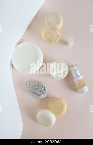 Draufsicht auf Naturkosmetikprodukte, Bio-Seifen und Sprühflasche in hellrosa Hintergrund. Stockfoto